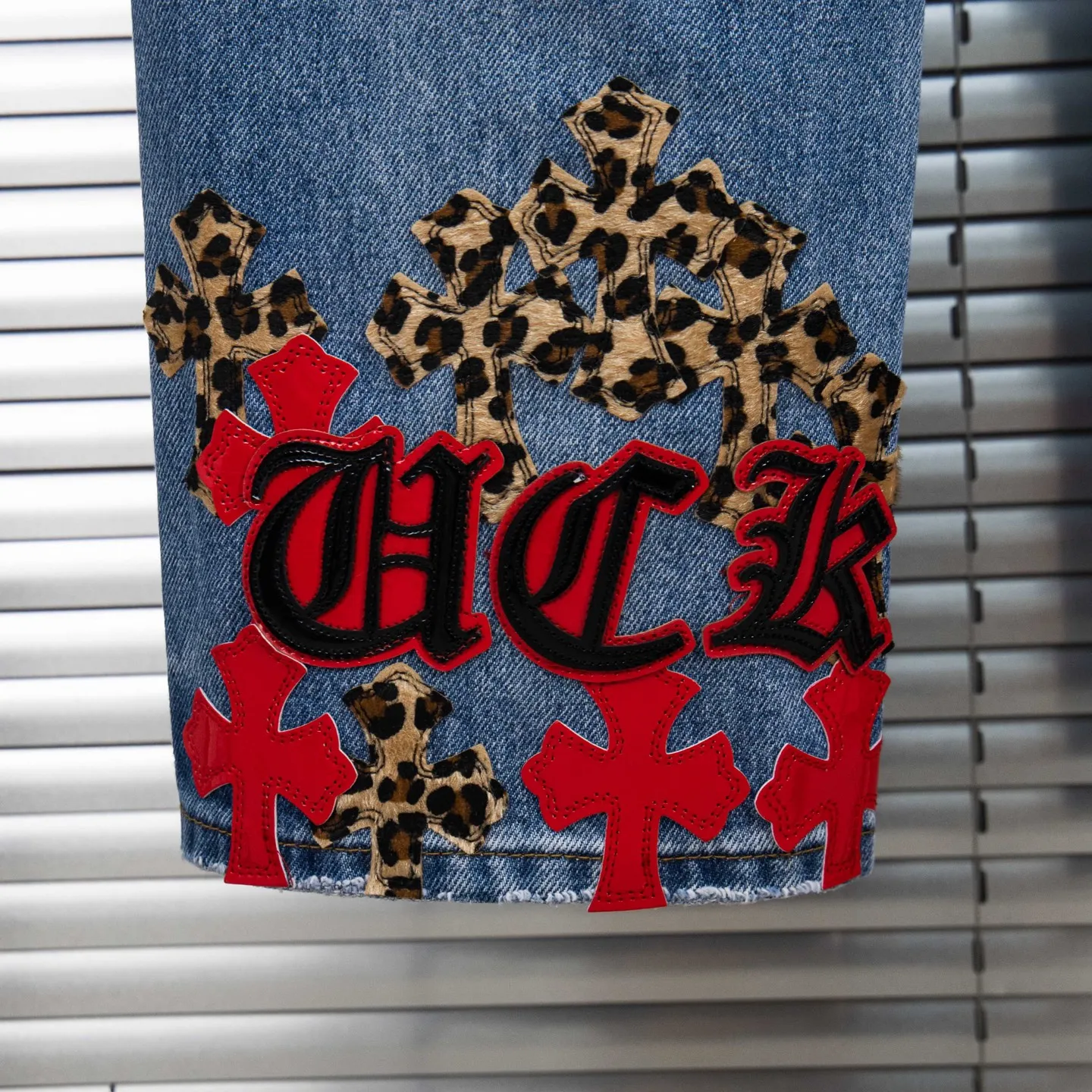 P290 high version Chrome Hearts blue denim with red black panther pattern multi-leather jeans. CH jeans need to be washed and then disassembled and hand-stitched with sheepskin cross leather and then spliced ​​together. The whole piece has too many craftsmanship to explain, patchwork cross pattern embellishment, high-waisted washed jeans! ! Absolutely high-end luxury products, god-level single products and super popular products, made with top heavy industry, a must-see magic weapon. Customized hardware. The fabric is thick and soft after washing. It has good breathability. Customized small leather label. Unique design. The details are simple and elegant, and the workmanship is exquisite. The entire trousers are neatly routed and the details are in place! It’s so cool that both men and women can easily control the genderless trend! Style number: 1799# Color: blue Size: 28 30 32 34 36